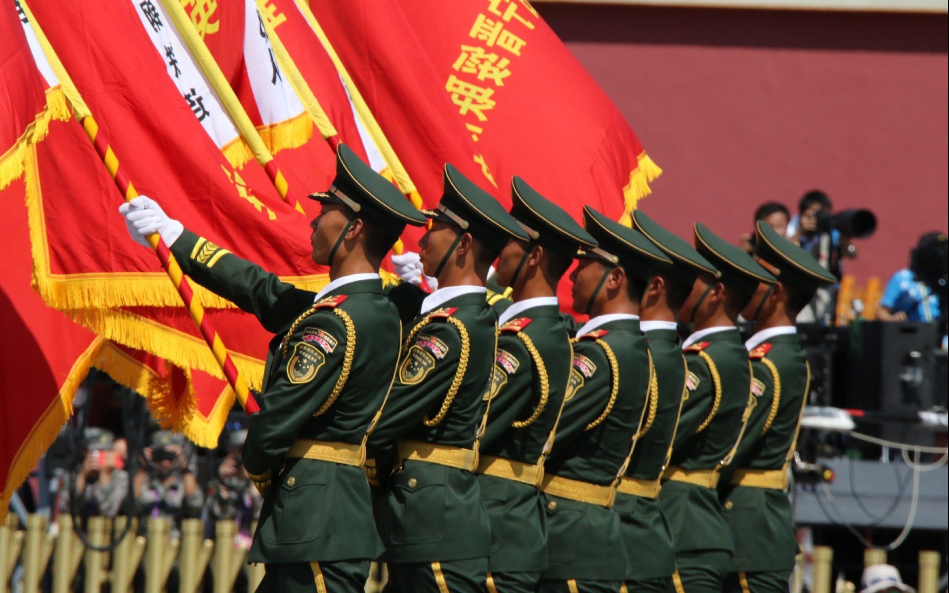 历史性时刻：经典比赛重现，感动一代球迷